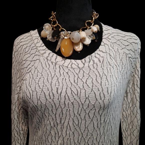 Elegant Gold and Cream Tone Stones Necklace - Picture 4 of 7